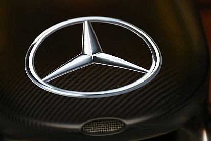 Mercedes signs Costa and Willis