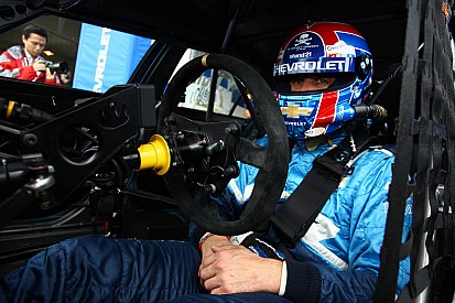 Alain Menu, Yvan Muller split wins at Shanghai