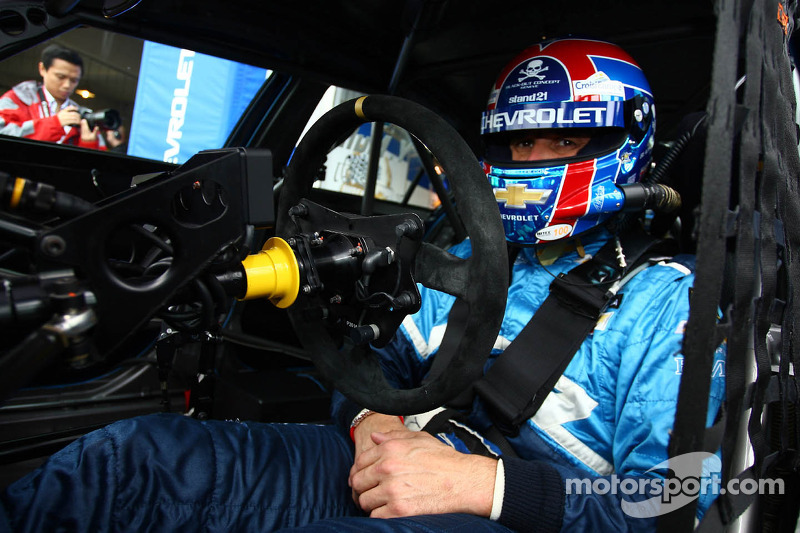 Alain Menu, Yvan Muller split wins at Shanghai