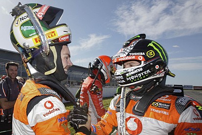 TeamVodafone celebrartes Tasmania Challenge 1-2 in race 1