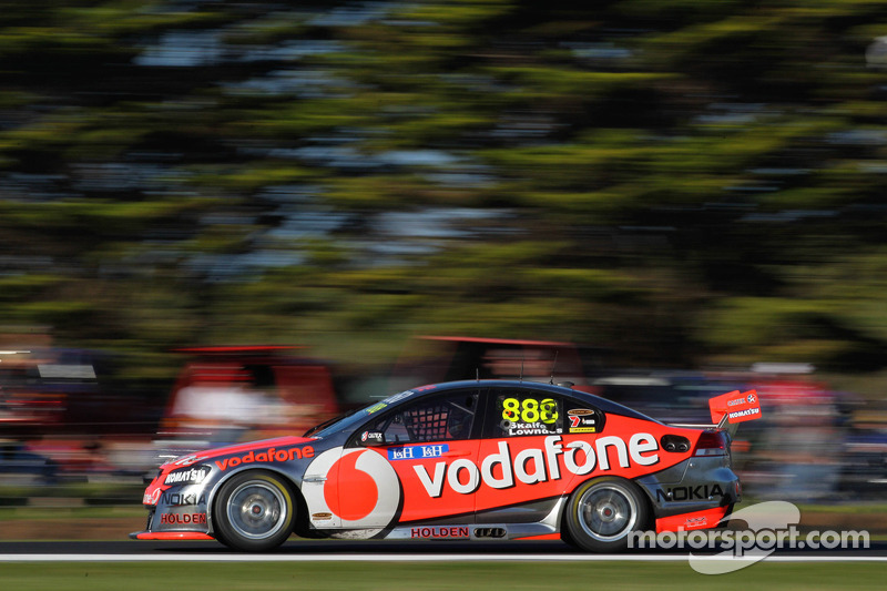 Championship up for grabs, Lowndes wins race 1 in Sydney