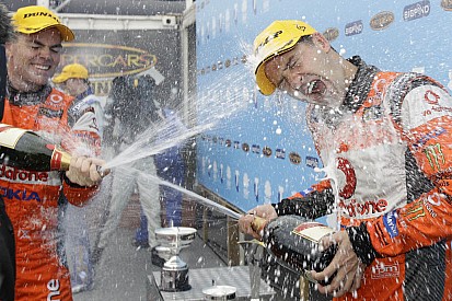 Whincup survives season finale to earn 2011 Championship