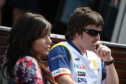 Alonso announces split with singer wife