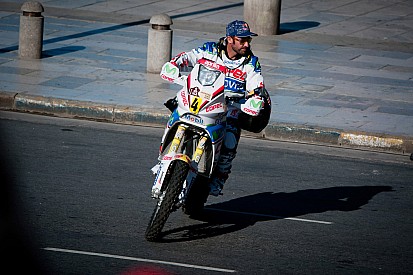 Lopez takes early lead on sad opening day in Argentina
