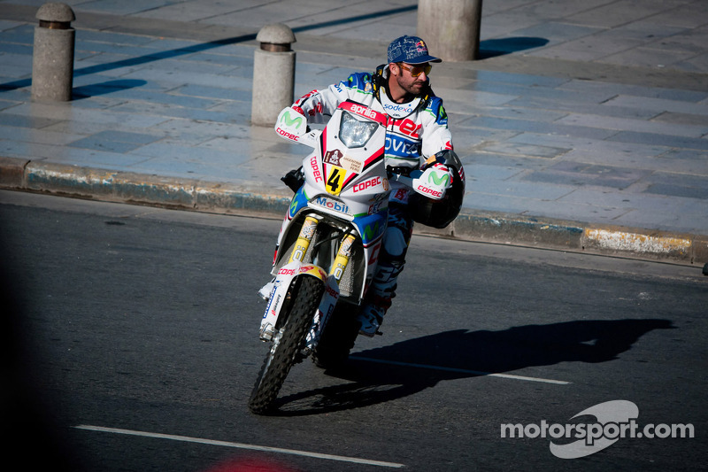 Lopez takes early lead on sad opening day in Argentina
