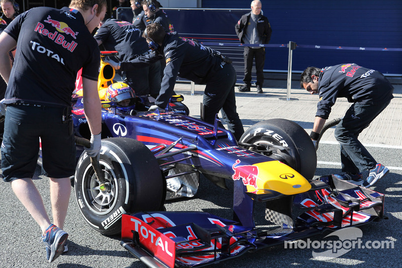Red Bull 'letterbox' slot for driver cooling - Newey