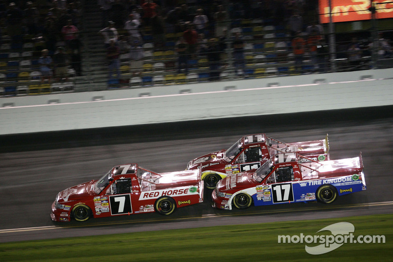 Peters captures 2nd in race at Daytona