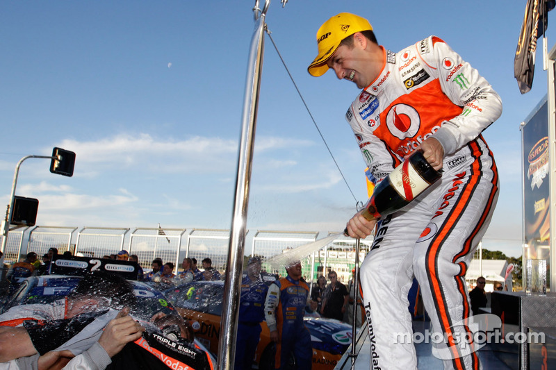 Whincup "spins and wins" race 2 of the Tasmania Challenge