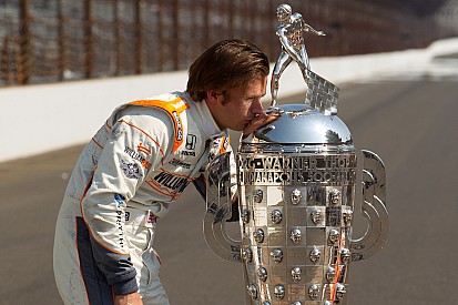 Susie Wheldon accepts 2011 Indy 500 Championship ring