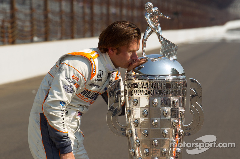 Susie Wheldon accepts 2011 Indy 500 Championship ring
