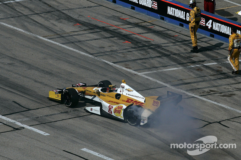 Winners circle: Ryan Hunter-Reay, Andretti Autosport Chevrolet, second place Tony Kanaan, KV Racing 