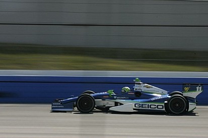 Tony Kanaan powers to win in second Iowa qualifying heat