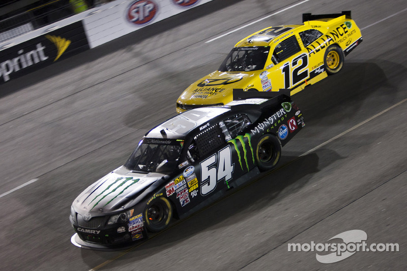 Kurt Busch works to improve one position for victory at Kentucky Speedway