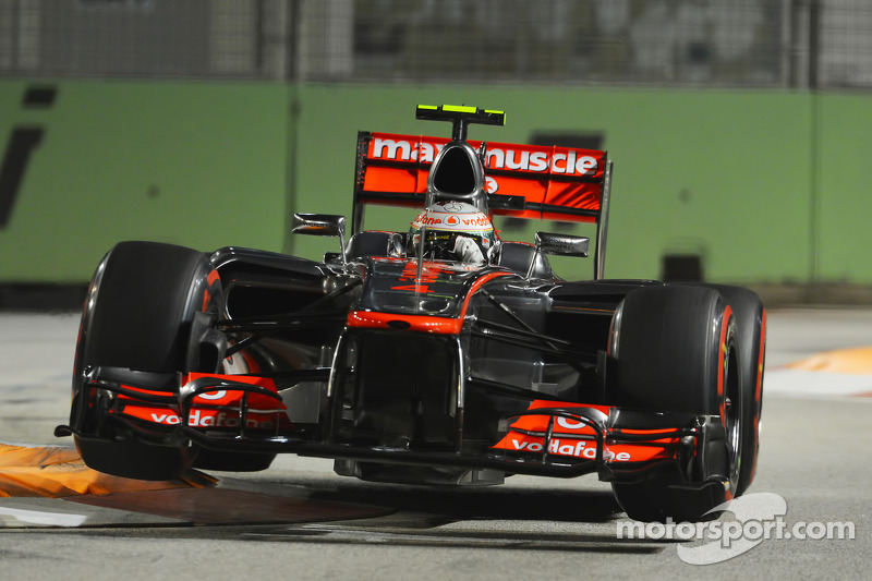 Mercedes' Lauda says Hamilton staying at McLaren
