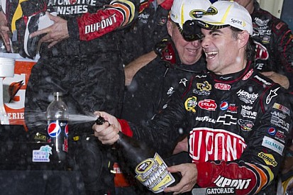 Gordon puts Hendrick in victory lane while Johnson in the garage at Homestead 400