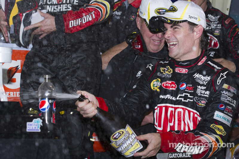 Gordon puts Hendrick in victory lane while Johnson in the garage at Homestead 400