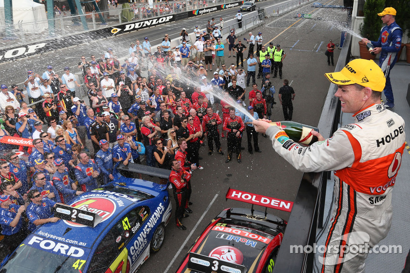 Lowndes wins entertaining first race in Sydney 500