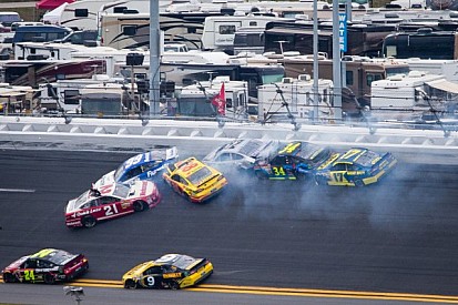Bad luck continues for Edwards at Daytona, Kenseth goes out while leading