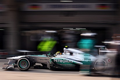 Hamilton and Rosberg eager to start the race at Bahrain
