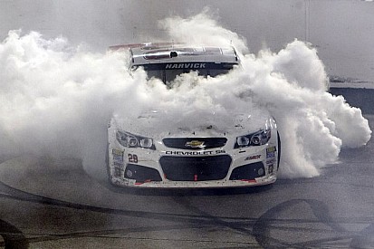 Harvick takes Saturday night thriller in final laps at Richmond