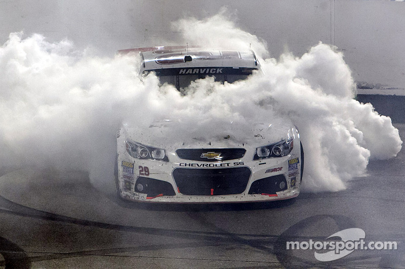 Harvick takes Saturday night thriller in final laps at Richmond