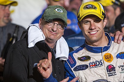 David Ragan recieves sponsoring at Darlington