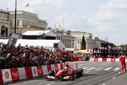 Massa surprises fans in Warsaw with a Ferrari F1 car - video