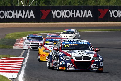 Tom Coronel shows competitive spirit at Moscow Raceway