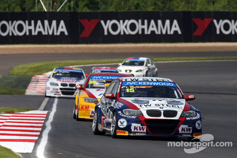 Tom Coronel shows competitive spirit at Moscow Raceway