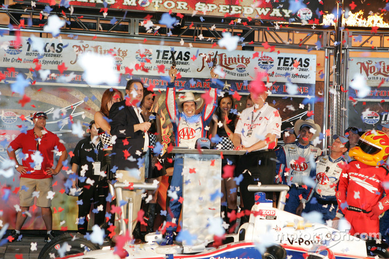 Race winner Helio Castroneves, Team Penske Chevrolet celebrates