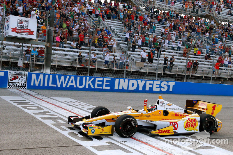 Ryan Hunter-Reay, Andretti Autosport Chevrolet takes the win