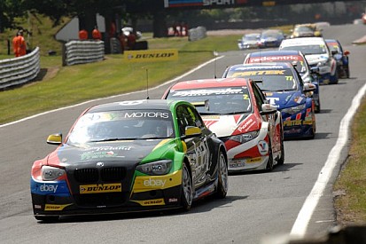Turkington dominates Race 1 at Croft