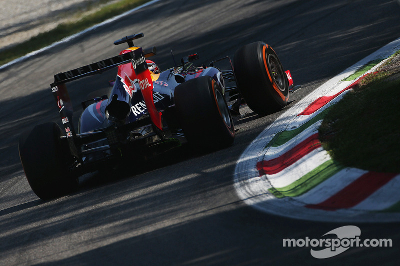 End of loud V8 era 'a pity' - Vettel