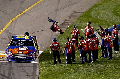 Roush Fenway shines at Richmond; Edwards wins and Biffle locks up Chase spot