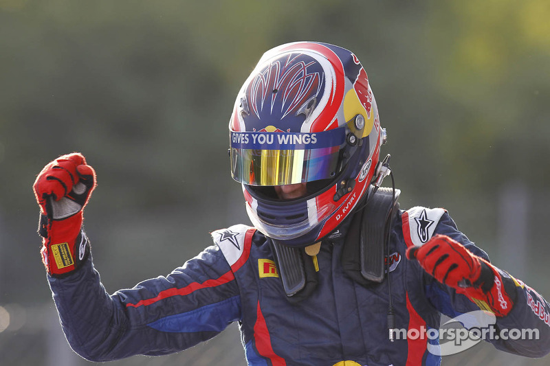 Kvyat scorches to pole in Abu Dhabi