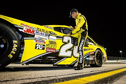 Kenseth races to season finale pole at Homestead