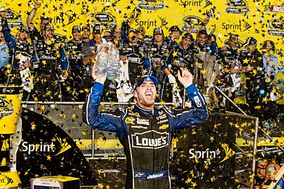 Johnson races to the NASCAR Sprint Cup title for 6th time