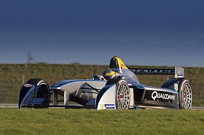 Formula E car completes successful test debut - Video
