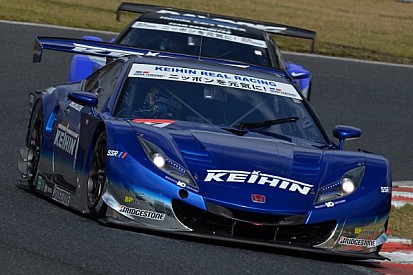 Tsukakoshi in the KEIHIN HSV-010 wins a close battle to beat the champion!