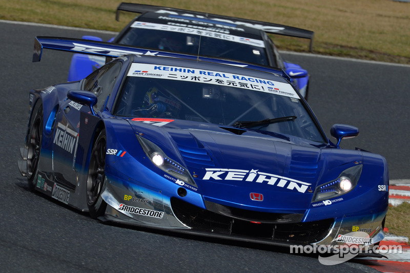 Tsukakoshi in the KEIHIN HSV-010 wins a close battle to beat the champion!