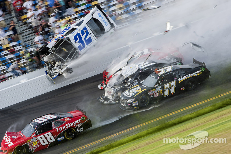 Last lap crash: Kyle Larson, Parker Kligerman, Justin Allgaier, Dale Earnhardt Jr. and Brian Scott crash