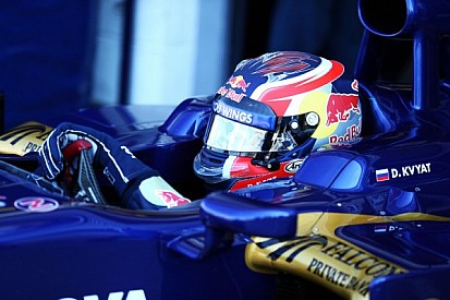 F1 steering wheel guide with Toro Rosso's Daniil Kvyat - video