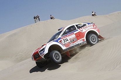 Punctures cause delay for Riwald Dakar Team
