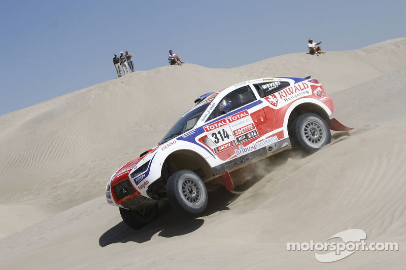Punctures cause delay for Riwald Dakar Team