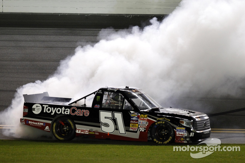 Kyle Busch nips Timothy Peters for Truck Series win at Daytona