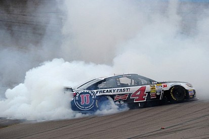 Harvick dominates in Phoenix to score the win