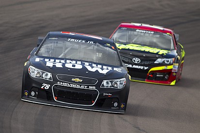 Grip issues drop Truex Jr. to 22nd in Phoenix race