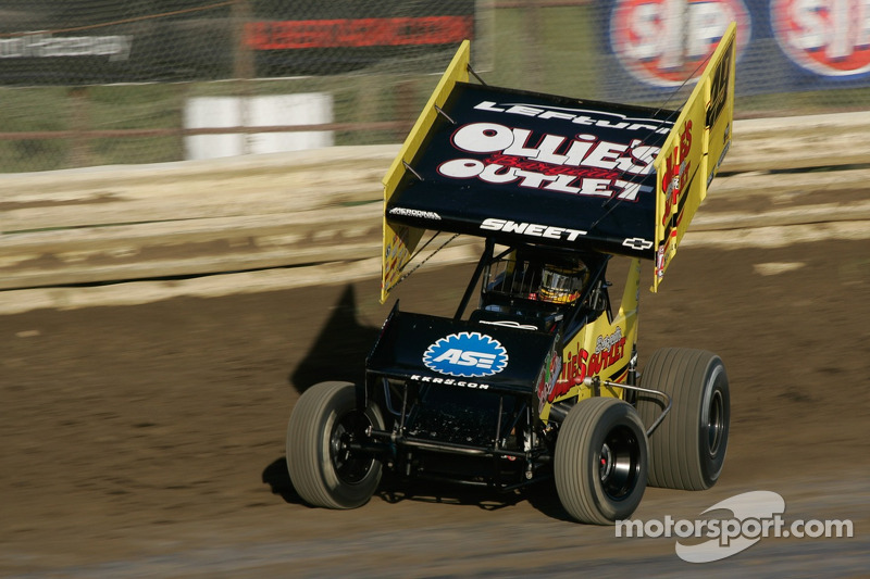 Brad Sweet strikes at shootout in Tucson