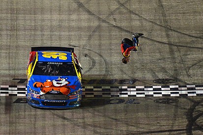 Edwards gives Ford second straight Cup win