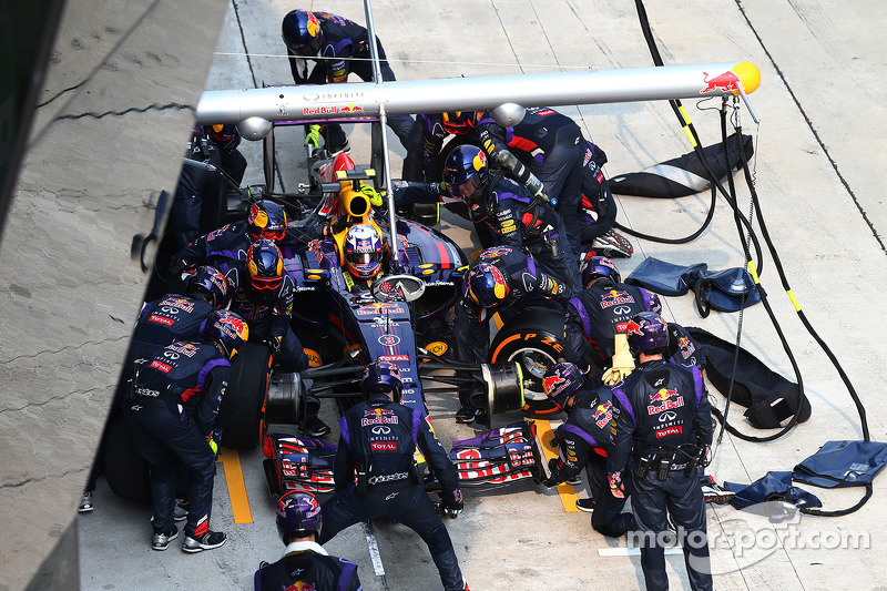 New rule has slowed F1 pitstops - report